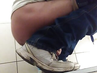 A man secretly masturbates in a squat toilet in Ukraine - ThisVid.com
