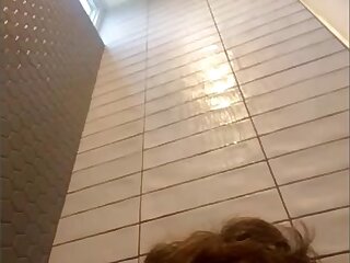 Wanking in the bathtub - ThisVid.com