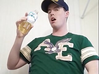 College bro drinks yellow piss - ThisVid.com
