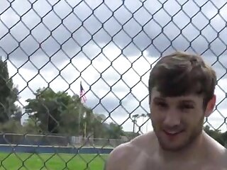 Sporty hunk does it for money - ThisVid.com