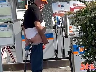 Man fucking gas pump - ThisVid.com