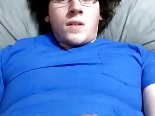 Chunky guy blows load onto his shirt - ThisVid.com