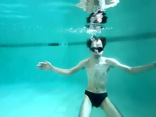 Twink Swimming in Speedo Underwater - ThisVid.com