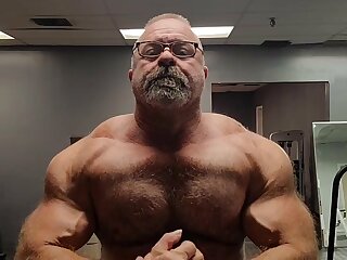 Gorgeous Muscledaddy - ThisVid.com