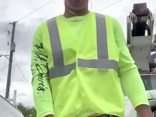 Straight Utility Worker Pisses for Me - ThisVid.com