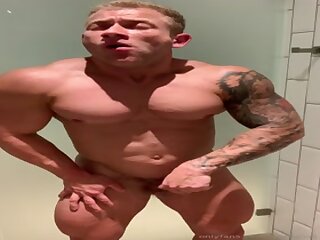 bodybuilder jerks off
