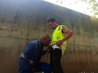 Trabalhadores transando escondido atr&aacute;s da obra no hor&aacute;rio de trabalho