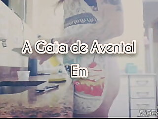 A Gata de Avental - lavando lou&ccedil;as s&oacute; de lingerie e avental