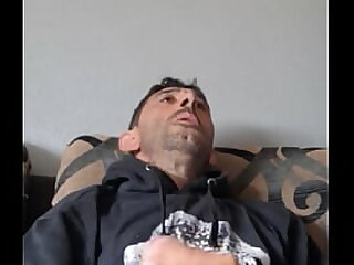 Me hago una paja en el sof&aacute; mientras fumo yn cigarrillo y me corro