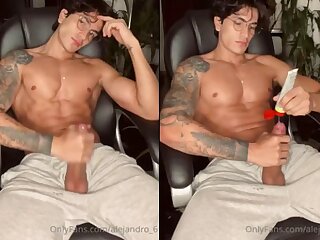 Alejandro Pino (hotalex6) – Shoots out a hot load!
