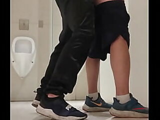 FUDENDO NO BANHEIRÃO DO SHOPPING ATÉ LEITAR (COMPLETO NO RED)