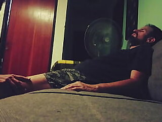 Dando al macho una atenci&oacute;n especial&comma; lleg&oacute; cansado y lo relajo con una buena mamada en el sof&aacute;&period;