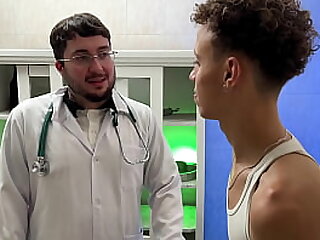 Médico novinho e passivo ajudou o paciente que estava com medo de sentir um dedo no cu | COMPLETO NO RED
