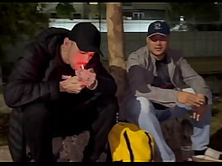 AMIGOS FORAM BEBER NA QUADRA E CABARAM NA BRODERAGEM AT&Eacute; QUE DERREPENDE APARECEU UM MORADOR DE RUA QUE DEIXOU TUDO MAIS INTERESSANTE