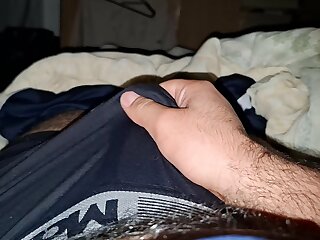 Hora da punheta não tem geito, tem que usar o brinquedo.