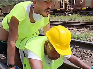 OS OPERARIOS PEGARAM PESADO NA HORA DO ALMO&Ccedil;O FUDERAM O COLEGA PASSIVO E DERAM MUITO LEITE DE SOBREMESA &lpar;TEASER&rpar;