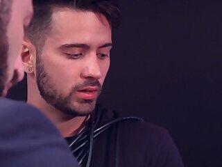 DILF (Antonio Miracle, Robbie Rojo)