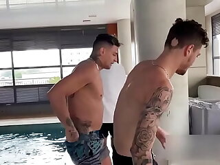 Arrega&ccedil;ando O Cu Do Novinho Na DP