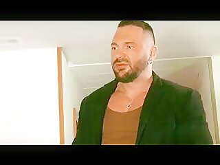 Bodybulder takes a big dick