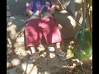 Novinho exibindo o corpinho na praia&comma; cheio de te&atilde;o