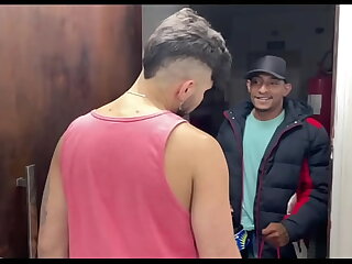 RECEBI UMA ENTREGA E PEDI PRO ENTREGADOR SUBIR&period; ELE ME COMEU COMO PAGAMENTO E AINDA ME DEU LEITE NA BOCA&period;