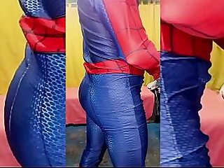 me compre el traje de spaiderman y ese culo se ve muy rico
