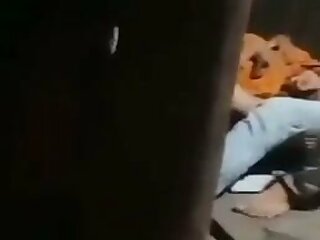 Haciéndole una mamada a su amigo delante de todos.